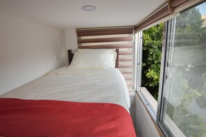 Gemeinsamer City-Schlafsaal, Gemeinschaftsbad, Stadtblick