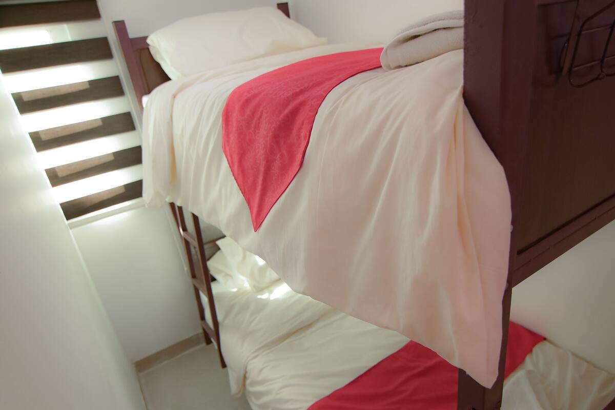 Dormitorio compartido básico, baño compartido | Wifi gratis y ropa de cama