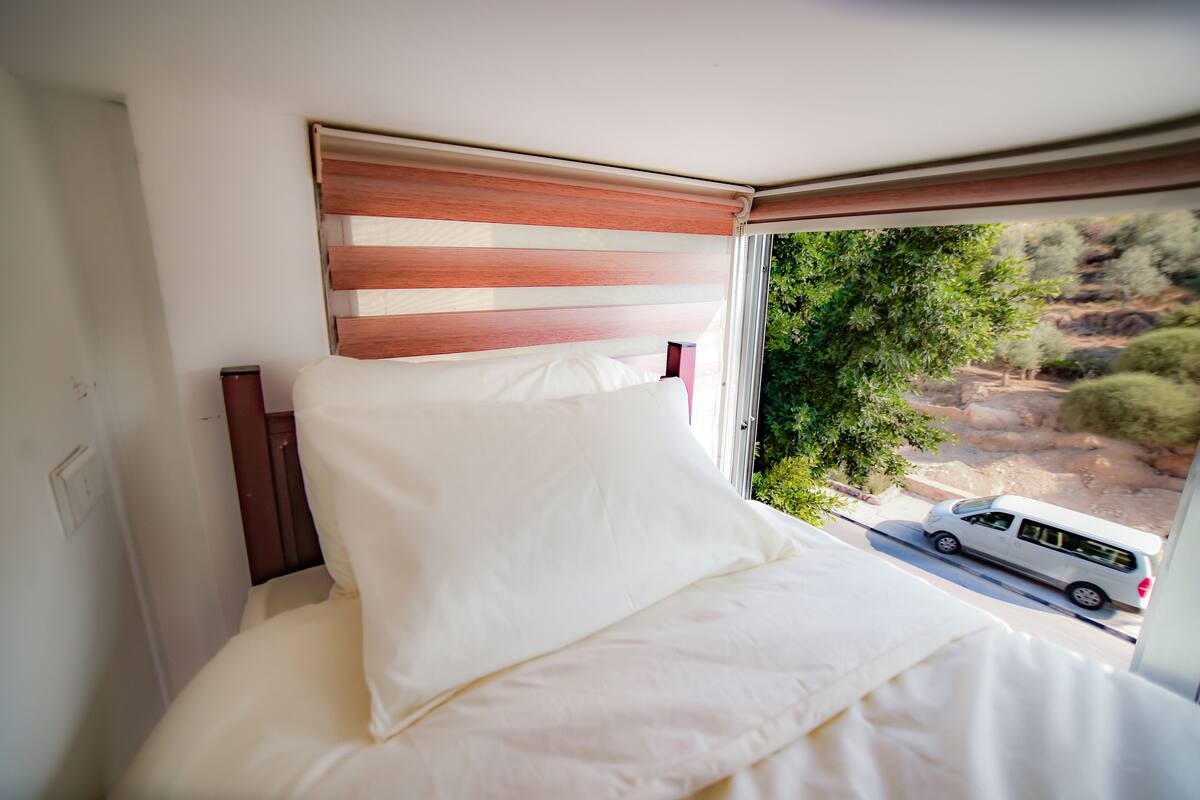 Dormitorio compartido urbano, baño compartido, vista a la ciudad | Wifi gratis y ropa de cama