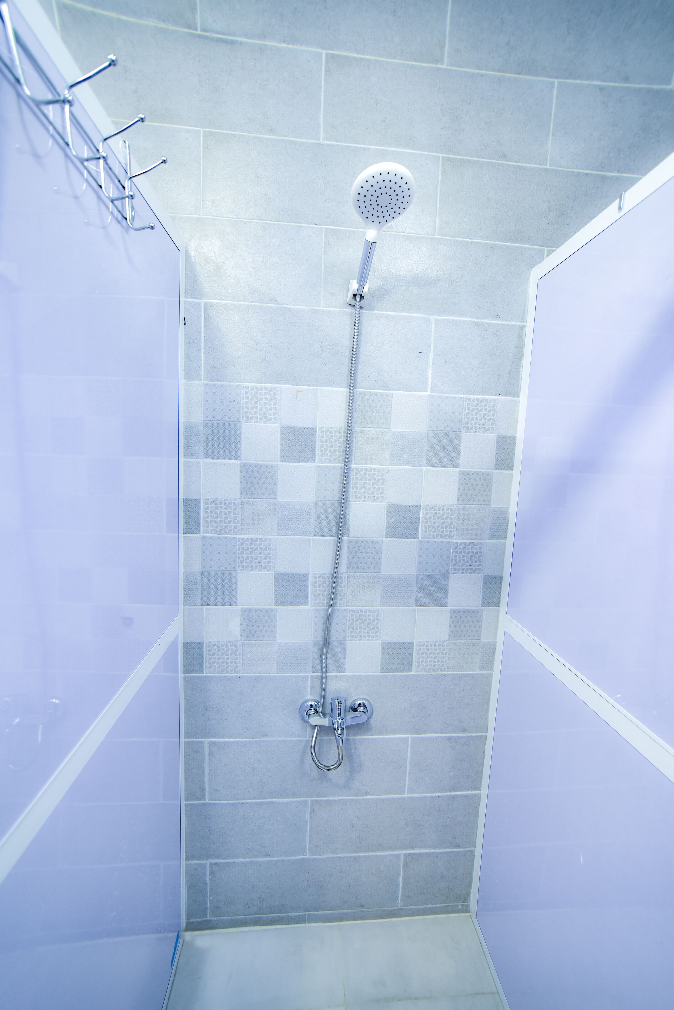 Douche, articles de toilette gratuits, sèche-cheveux, chaussons