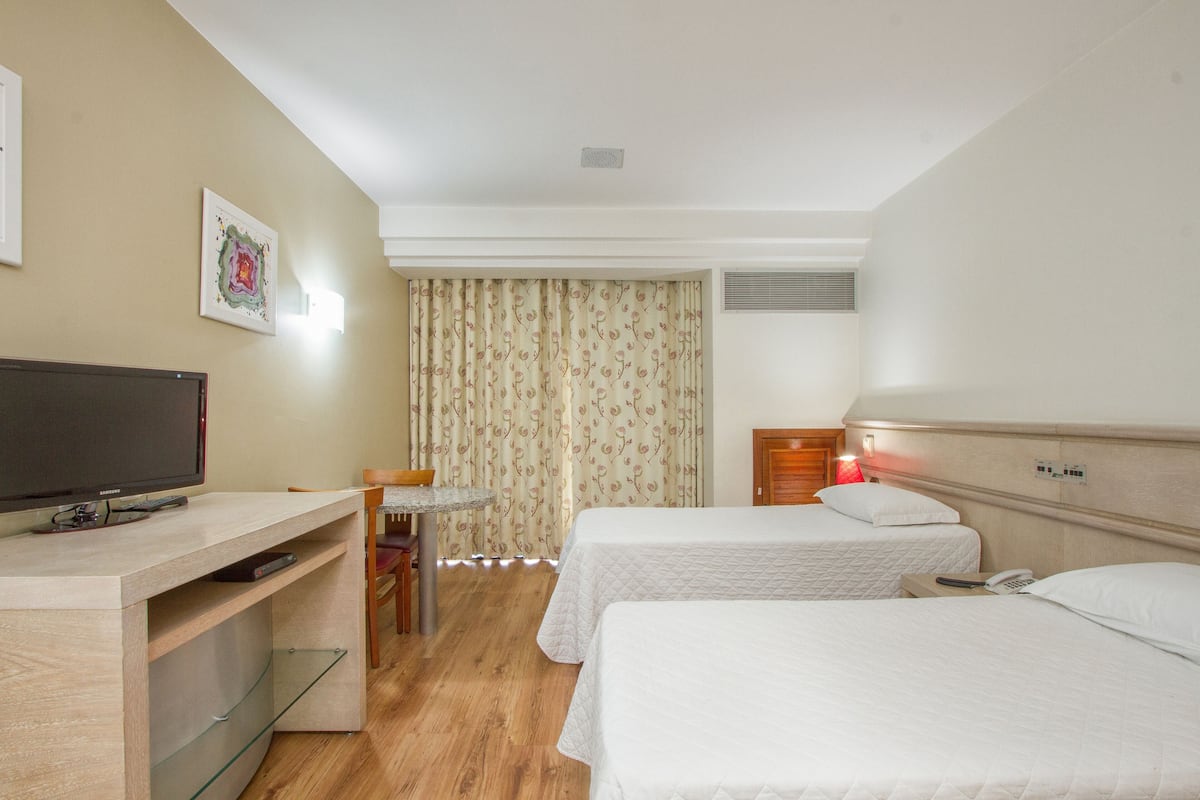 Superior-Zimmer, 2 Einzelbetten | 1 Schlafzimmer, Minibar, Schreibtisch, laptopgeeigneter Arbeitsplatz