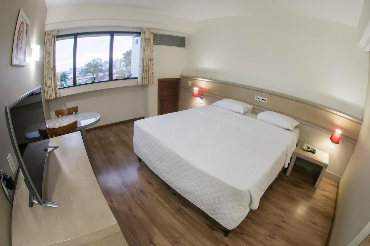 1 Schlafzimmer, Minibar, Schreibtisch, laptopgeeigneter Arbeitsplatz