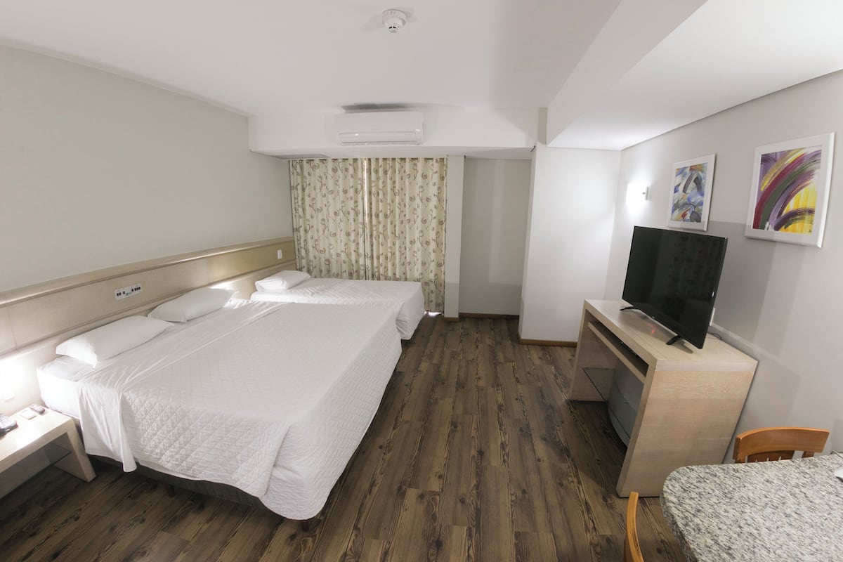 Quarto superior, 1 cama casal, 1 cama solteiro | 1 Schlafzimmer, Minibar, Schreibtisch, laptopgeeigneter Arbeitsplatz