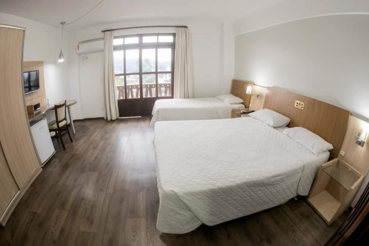 Quarto standard, 1 cama casal, 1 cama solteiro | 1 Schlafzimmer, Minibar, Schreibtisch, laptopgeeigneter Arbeitsplatz
