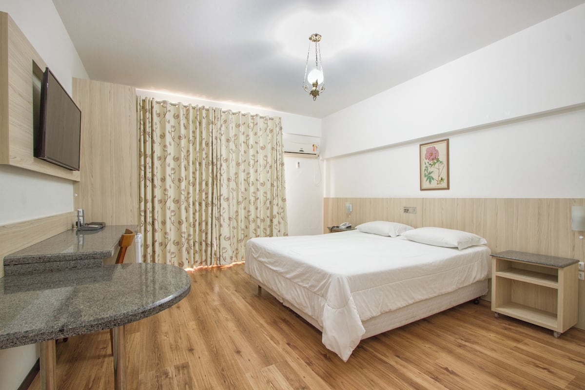 1 Schlafzimmer, Minibar, Schreibtisch, laptopgeeigneter Arbeitsplatz