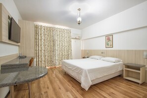 Minibar, desk, laptop workspace, blackout drapes - Alven Hotel by Slaviero Hotéis (Joinville)