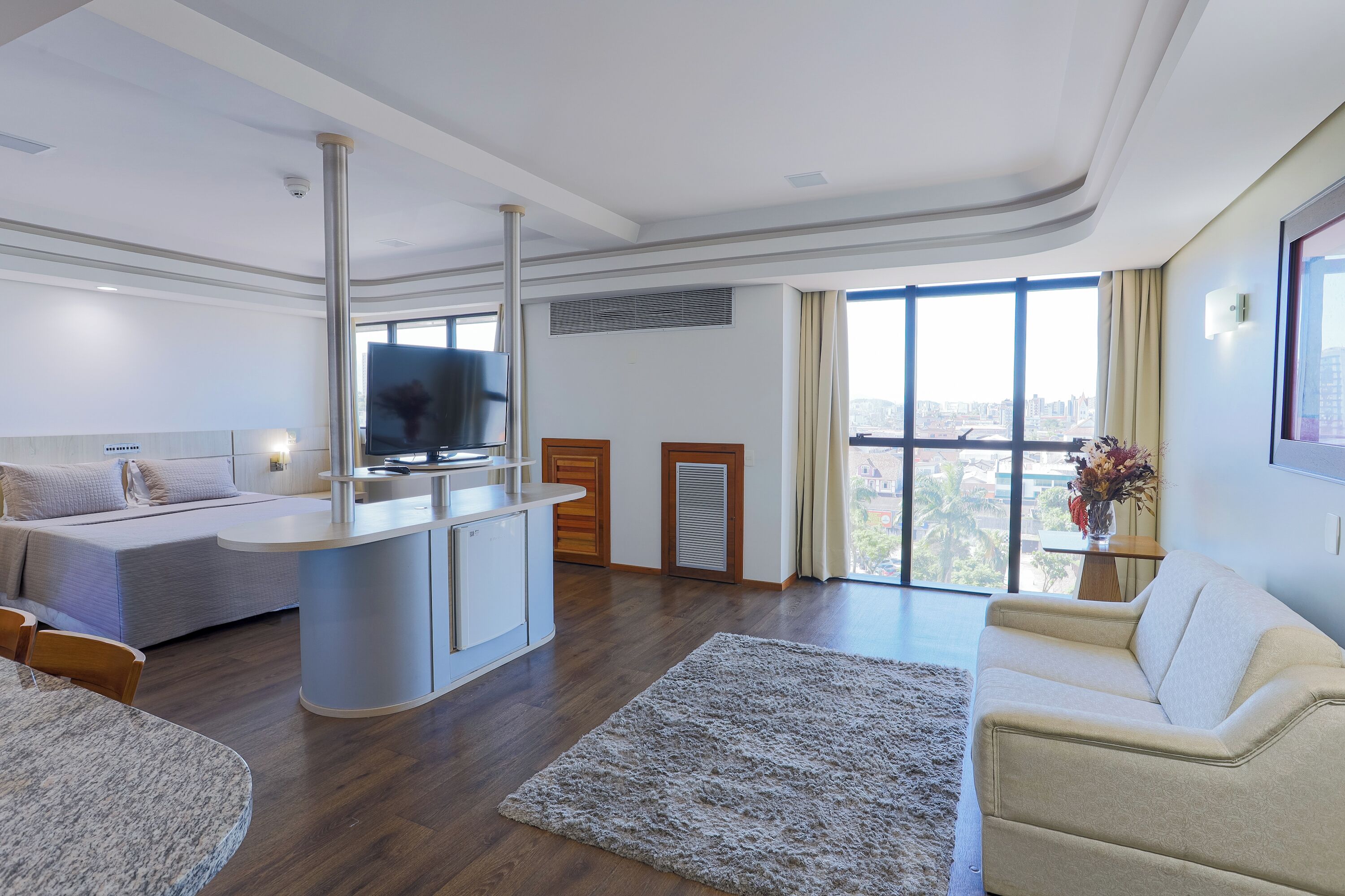 Executive Suite | Minibar, desk, laptop workspace, blackout drapes