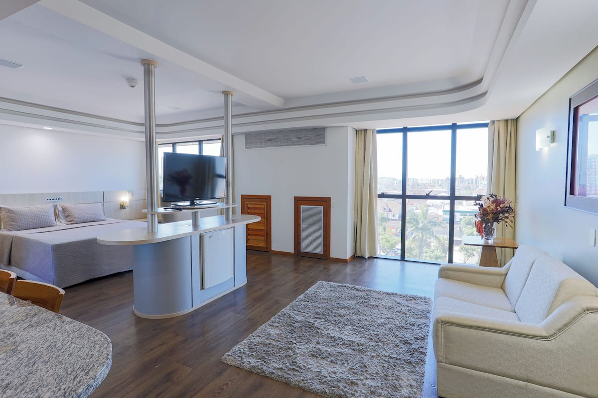 Executive Suite | Minibar, desk, laptop workspace, blackout drapes