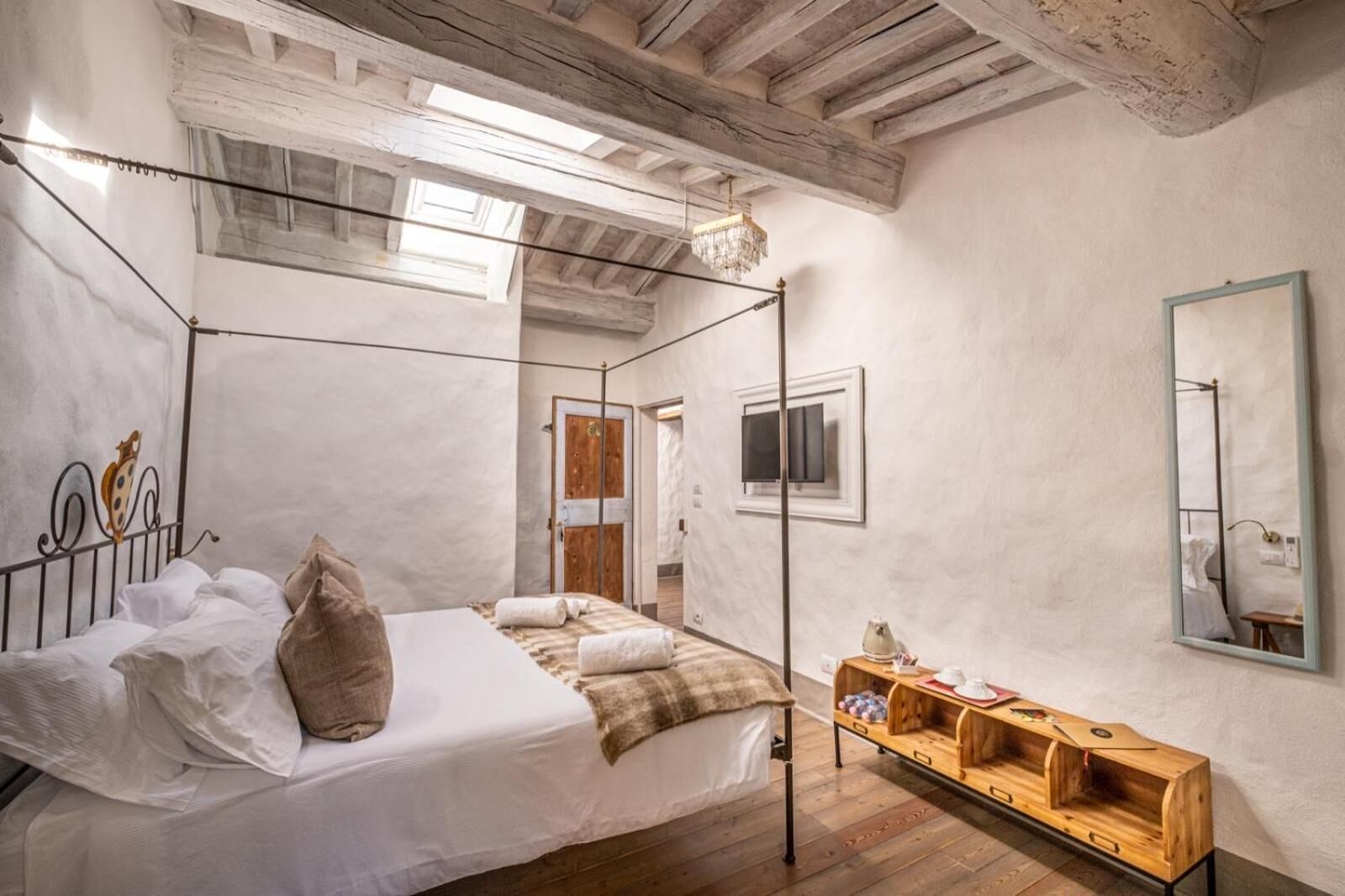 Minibar, soundproofing, free WiFi, bed sheets