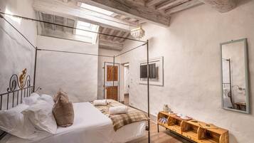 Minibar, soundproofing, free WiFi, bed sheets