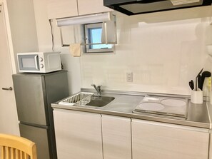 Refrigerador, microondas y utensilios de cocina 