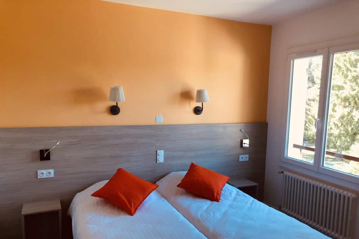 Chambre avec lits jumeaux | Décoration personnalisée, ameublement personnalisé