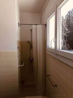 Douche, sèche-cheveux, serviettes fournies, savon