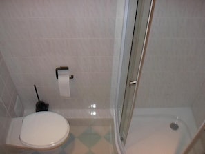 Basic Double Room | Bathroom | Shower, towels