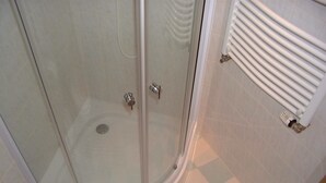 Dobbeltrom – basic | Dusj på badet