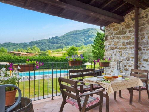 Collaprico, 8 bedrooms, 6 bathrooms, private pool, WIFI, walk down to village