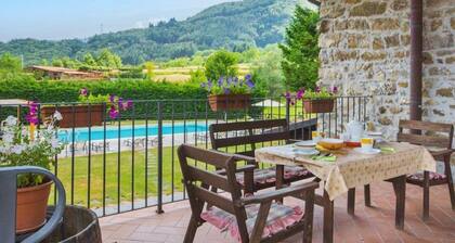 Collaprico, 8 bedrooms, 6 bathrooms, private pool, WIFI, walk down to village