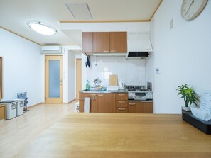Fridge, stovetop - Family Room / Tokushima Tokushima (Tokushima)