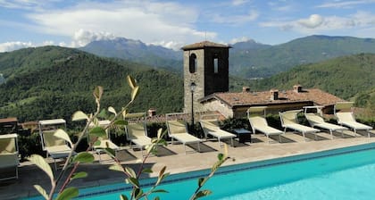 Costola, piscina privata, vista sulle montagne mozzafiato. Perfetto per gruppi.