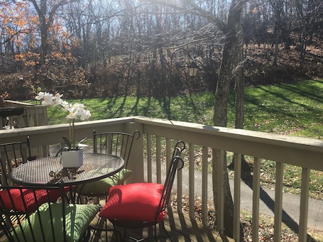 Outdoor dining. Escape to the Blue Ridge Mountains at Wine-tergreen!
