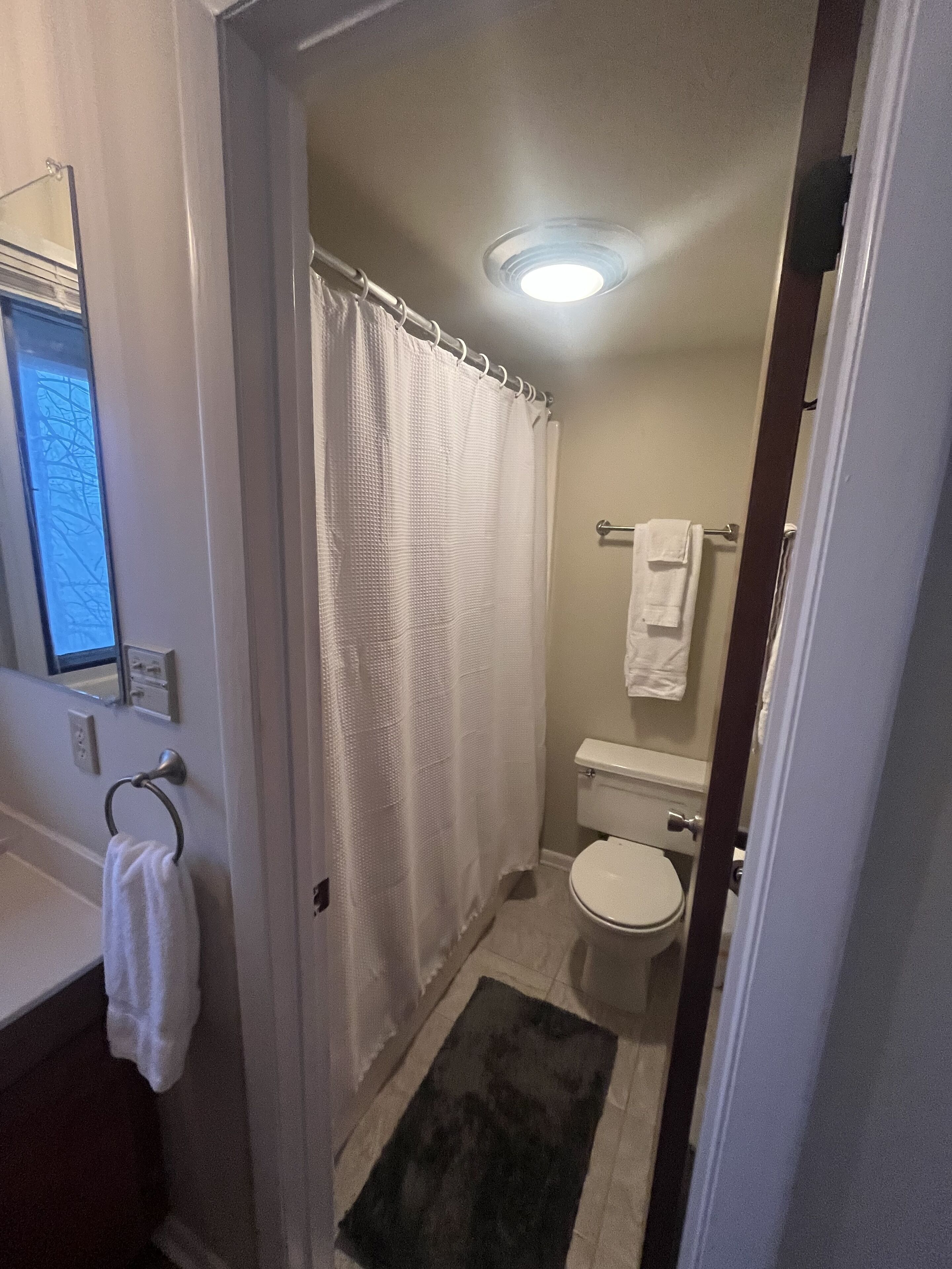 Combined shower/tub, hair dryer, towels