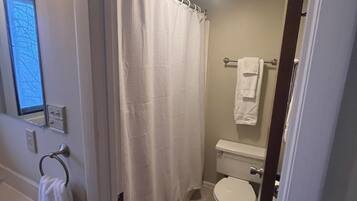 Combined shower/tub, hair dryer, towels