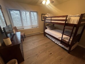 2 bedrooms, WiFi, bed sheets - Escape to the Blue Ridge Mountains at Wine-tergreen!  (Wintergreen Resort)