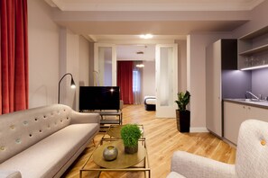 Suite ejecutiva | Sala de estar | Televisión LED de 49 pulgadas con canales digitales, una televisión