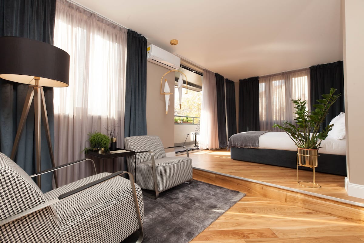 junior suite, balcony | minibar, in-room safe, blackout curtains, soundproofing