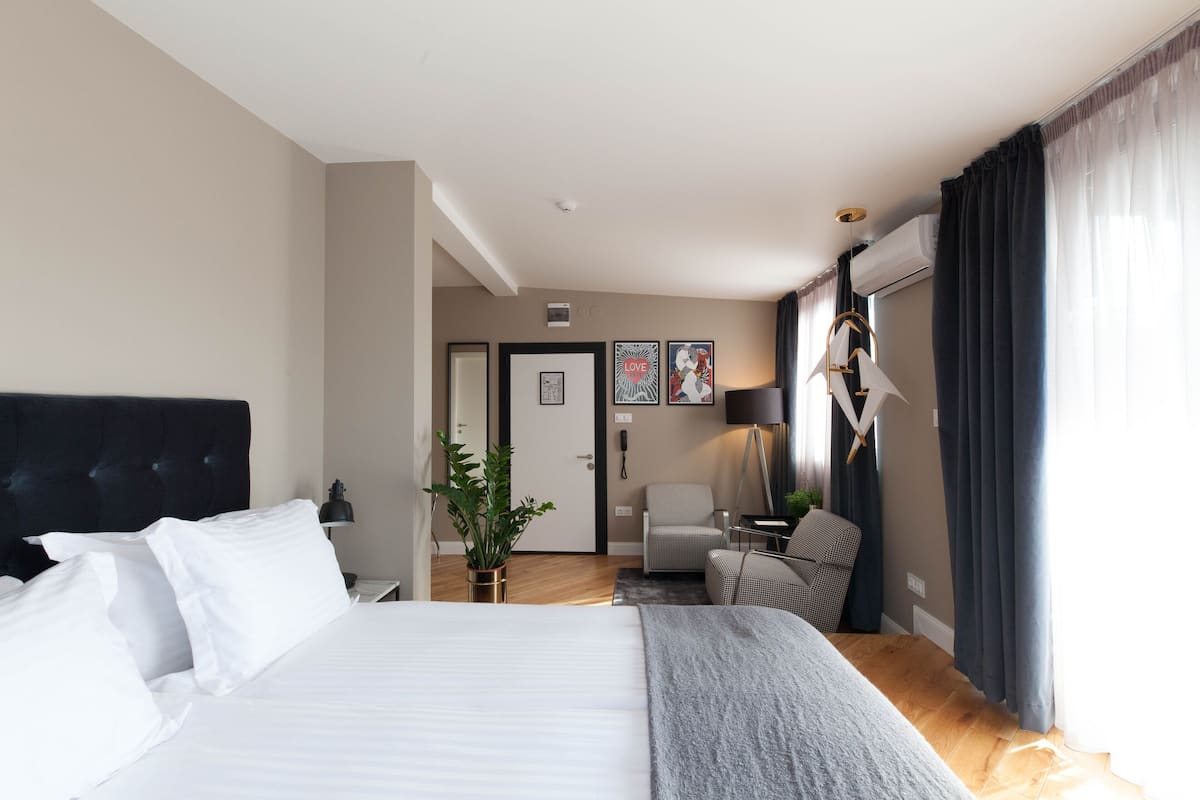 junior suite, balcony | minibar, in-room safe, blackout curtains, soundproofing