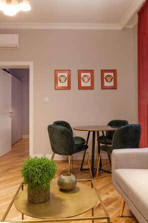 Suite ejecutiva | Zona de estar | Televisión LED de 49 pulgadas con canales digitales, una televisión