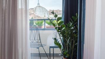 Junior Suite, Balcony | 1 bedroom, minibar, in-room safe, blackout drapes