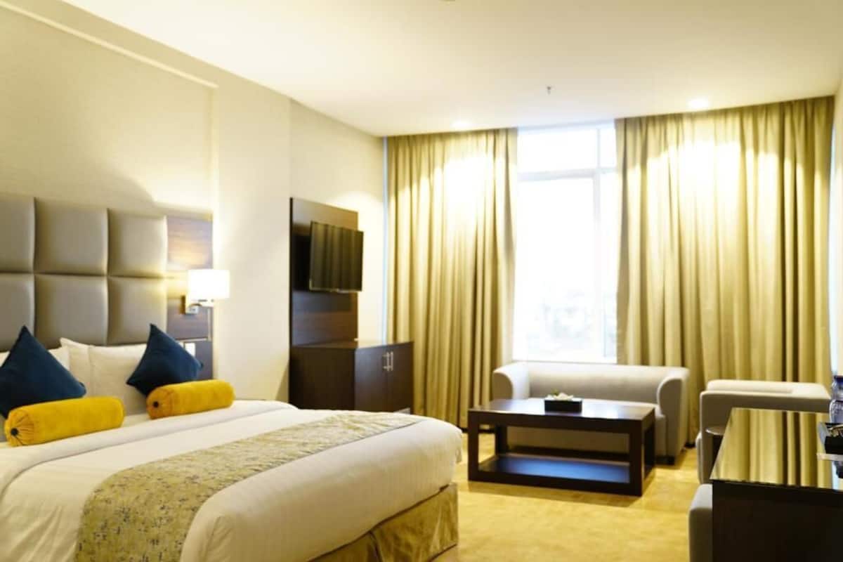 Rom – premier, 1 queensize-seng, byutsikt | Minibar, safe på rommet, lydisolert og strykejern/-brett