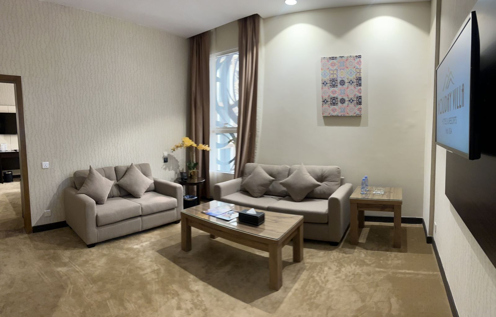 ジュニア スイート | リビング エリア | 40 インチの薄型テレビ (衛星放送視聴可)、テレビ