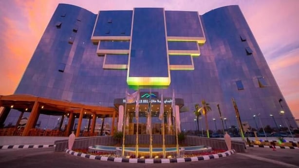 A modern hotel with a prominent entrance and a large vertical sign. - Holiday Villa Hail Hotel (Ha'il)