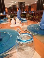 Se ofrece un desayuno bufé (65 SAR por persona)