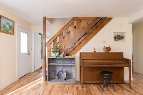 Charming  Eco-renovated Farmhouse by Lake 4 season Comfort in Perfect Setting