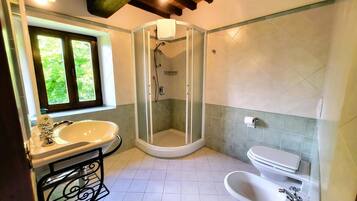 Ensemble douche/baignoire, bidet