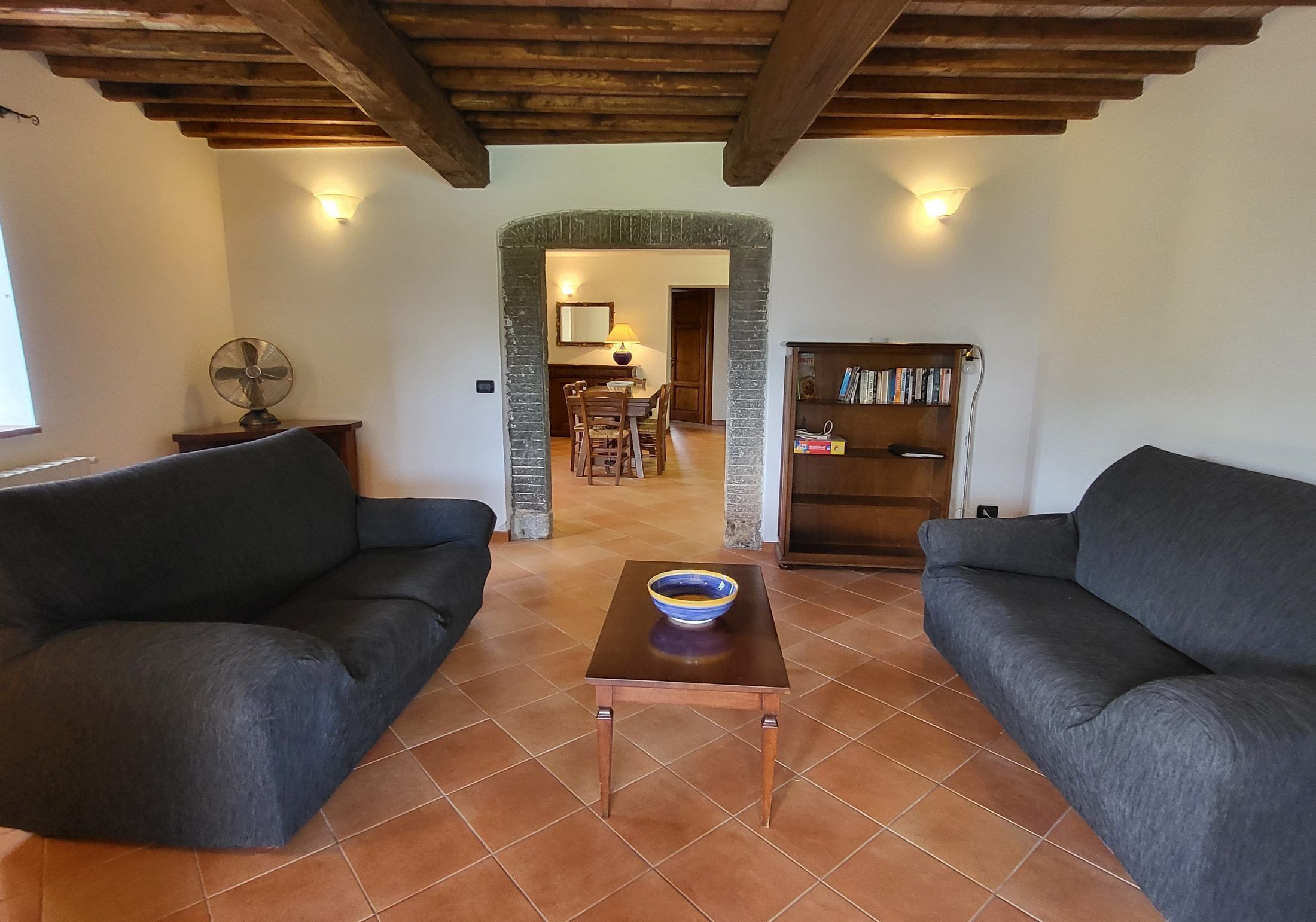 Fernseher, Kamin, DVD-Player