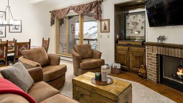 Townhome, 4 Bedrooms | Ruang tamu | TV Pintar