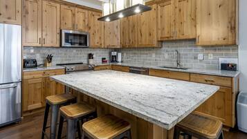 Townhome, 4 Bedrooms | Dapur peribadi | Peti sejuk, ketuhar, pembancuh kopi/teh, pembakar roti