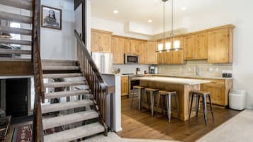 Townhome, 4 Bedrooms | Dapur peribadi | Peti sejuk, ketuhar, pembancuh kopi/teh, pembakar roti