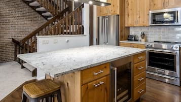 Townhome, 4 Bedrooms | Dapur peribadi | Peti sejuk, ketuhar, pembancuh kopi/teh, pembakar roti