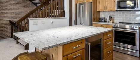 Townhome, 4 Bedrooms | Dapur peribadi | Peti sejuk, ketuhar, pembancuh kopi/teh, pembakar roti