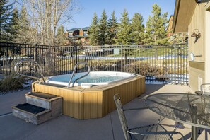 Outdoor spa tub - Moraine 27 Townhouse near Gondola by RedAwning (Steamboat Springs)