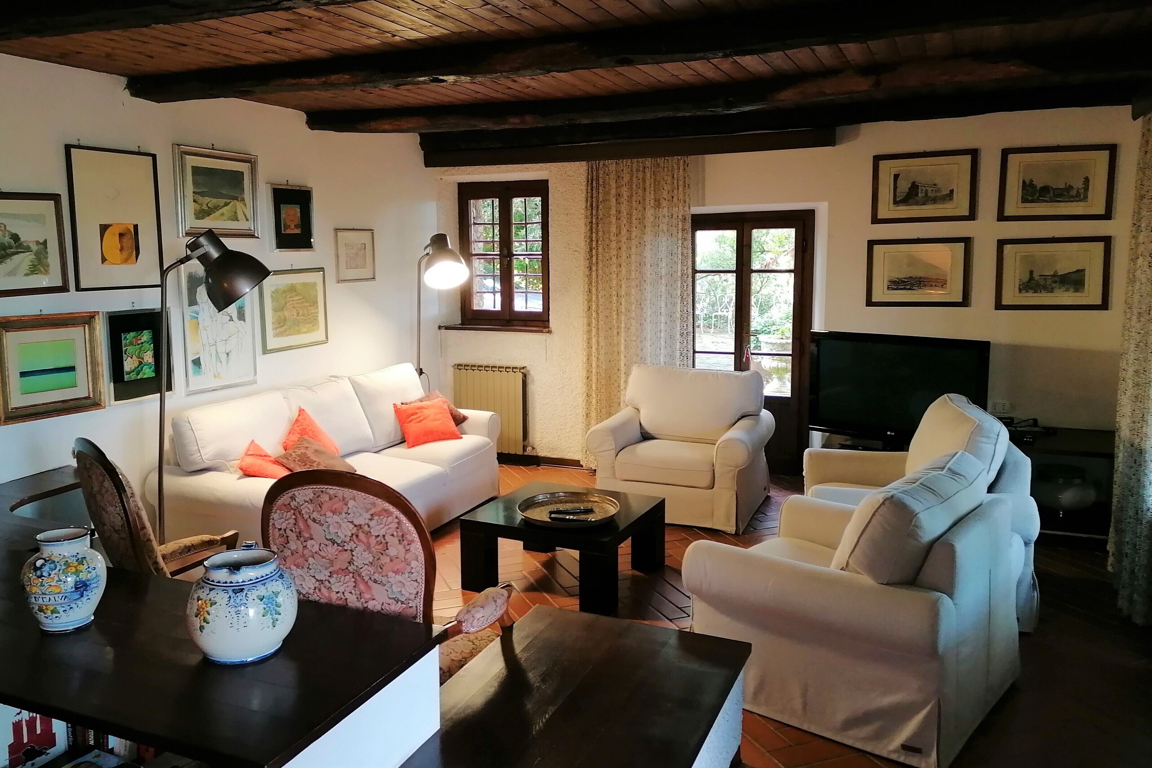 Smart TV, fireplace, DVD player, stereo