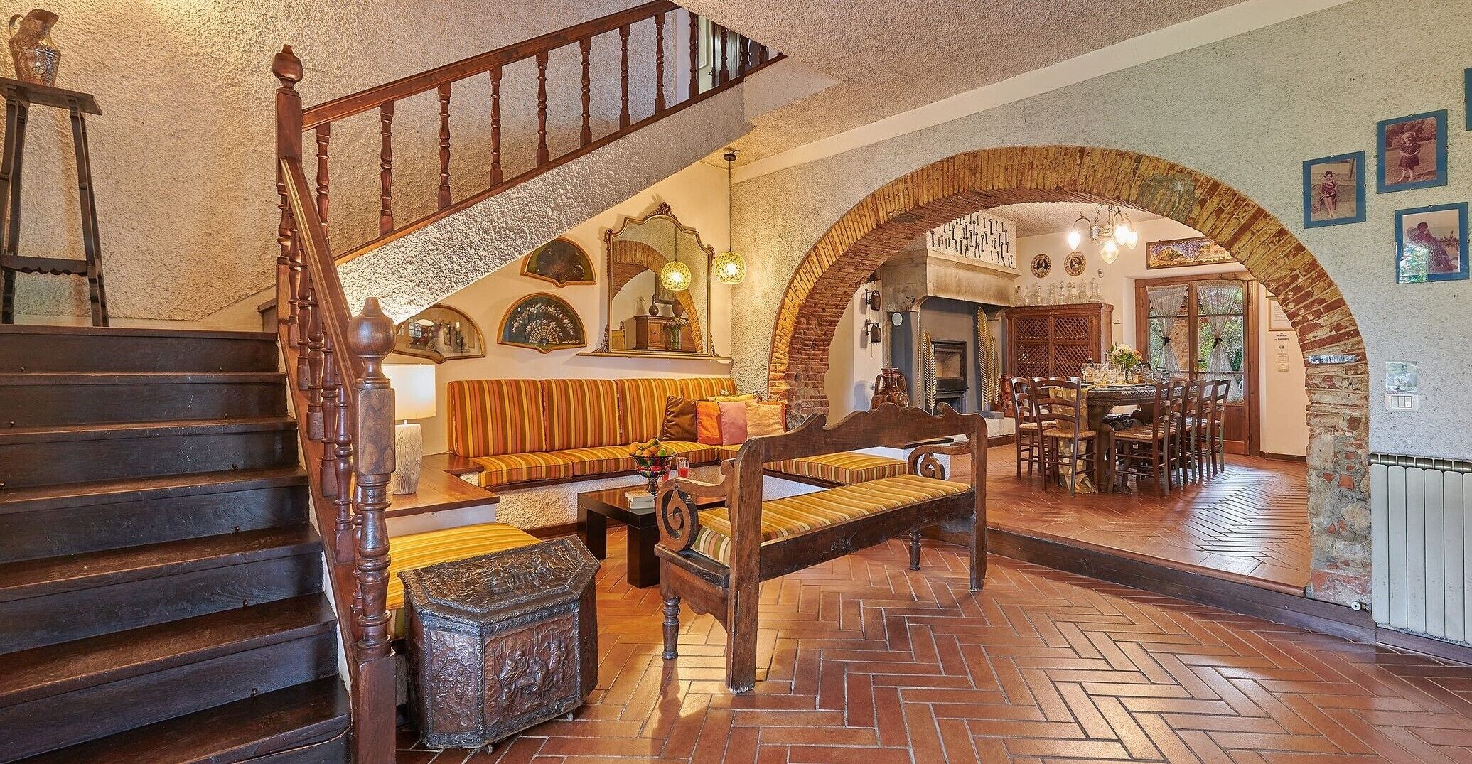 TV connectée, cheminée, lecteur de DVD, chaîne hi-fi