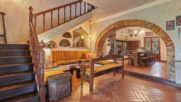 TV connectée, cheminée, lecteur de DVD, chaßne hi-fi