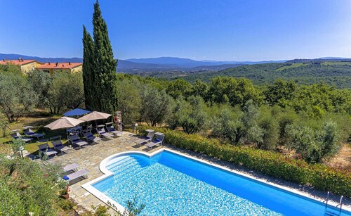 Home Cinema • Private Pool & Hot Tub • Sleeps 12 (6 Bathrooms)