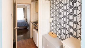 1 bedroom, desk, free WiFi, bed sheets